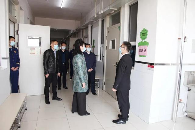 濰坊市副市長李平同志蒞臨濰坊光正實驗學校調研指導初三復學準備工作