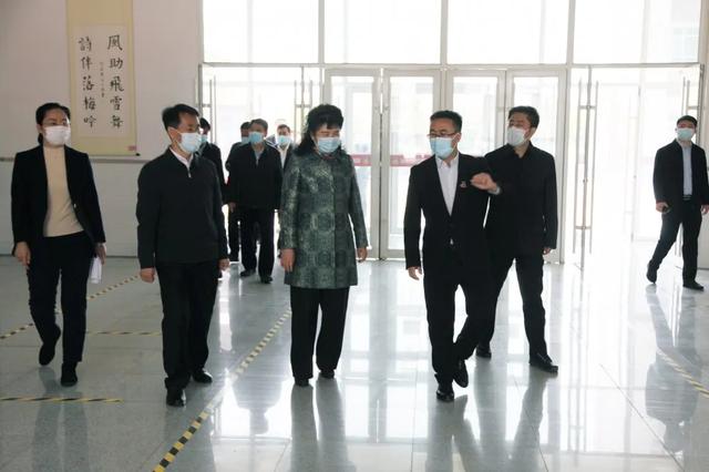 濰坊市副市長李平同志蒞臨濰坊光正實驗學校調研指導初三復學準備工作