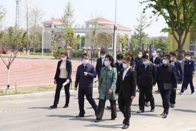 濰坊市副市長李平同志蒞臨濰坊光正實驗學校調研指導初三復學準備工作