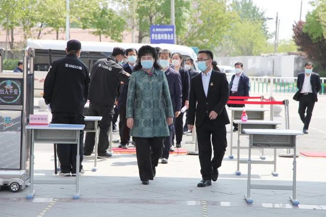 濰坊市副市長李平同志蒞臨濰坊光正實驗學校調研指導初三復學準備工作
