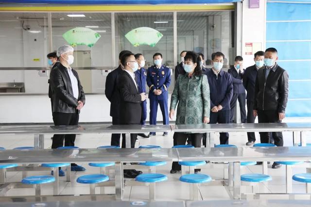 濰坊市副市長李平同志蒞臨濰坊光正實驗學校調研指導初三復學準備工作