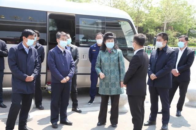 濰坊市副市長李平同志蒞臨濰坊光正實驗學校調研指導初三復學準備工作