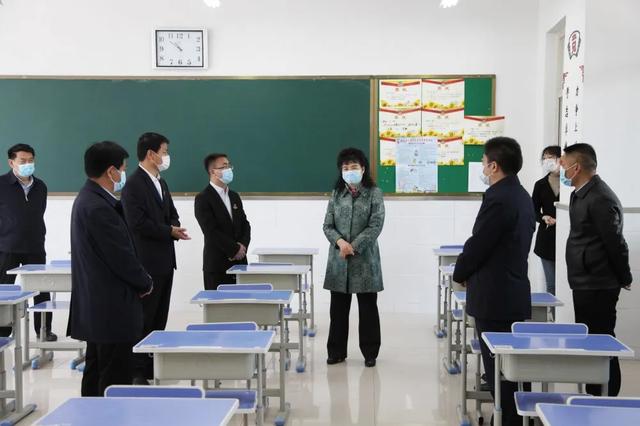濰坊市副市長李平同志蒞臨濰坊光正實驗學校調研指導初三復學準備工作