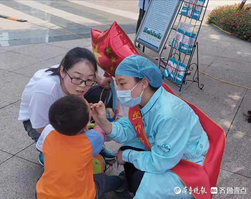 國(guó)慶悅｜濰坊人民廣場(chǎng)上，醫(yī)護(hù)人員義診忙