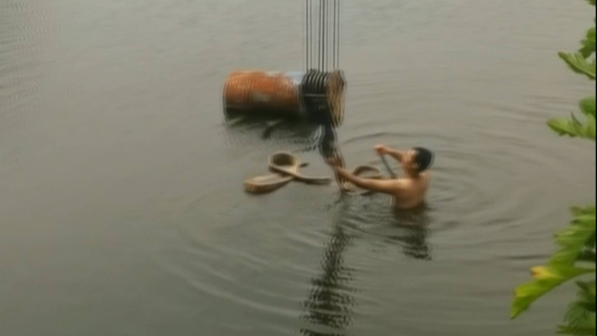 正能量！母子駕車失控沖進水庫 濰坊一中學教師數次跳水救人