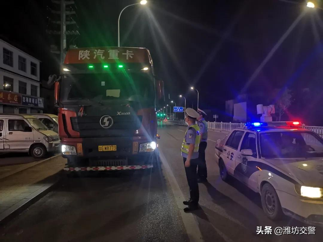 濰坊公安交警開展交通揚塵污染綜合治理行動!