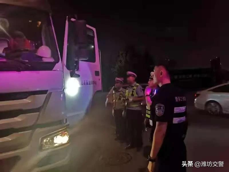 濰坊公安交警開展交通揚塵污染綜合治理行動!