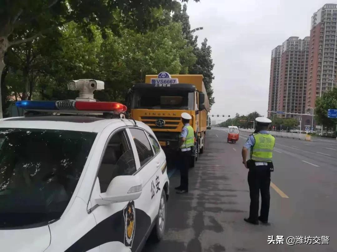 濰坊公安交警開展交通揚塵污染綜合治理行動!