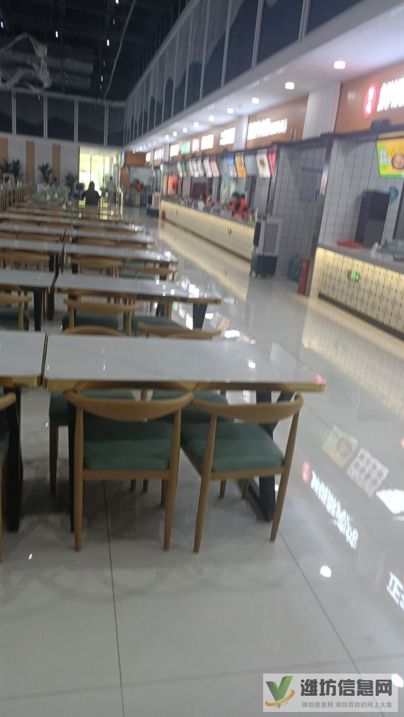 萬人理工大學餐廳一樓攤位現(xiàn)成的，